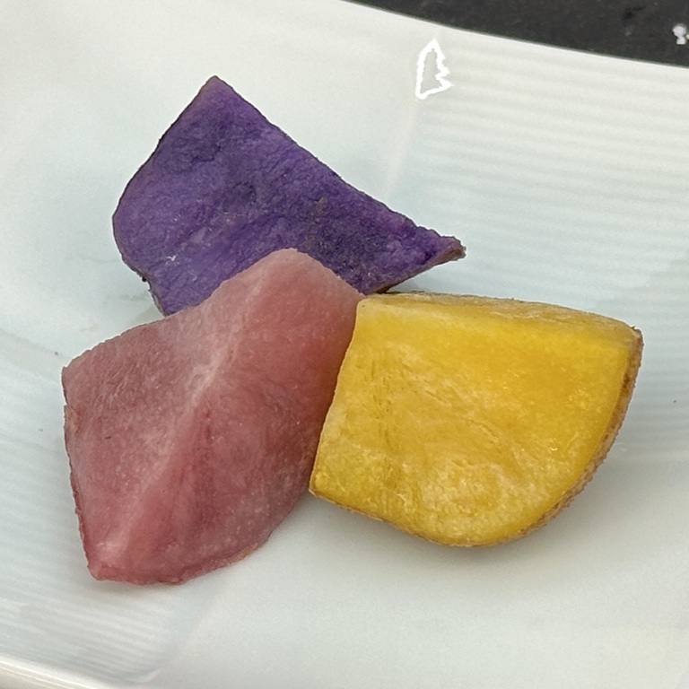 カラフルポテト乱切り1㎏X1袋【2袋以上でお願いします】北海道産じゃがいも インカのめざめ ノーザンルビー シャドークイーン